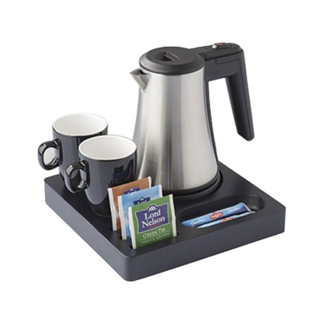 Bandeja de madera con acabado negro y hervidor.