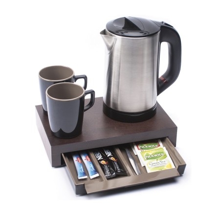 Bandeja de madera color caoba con dos tazas negras.