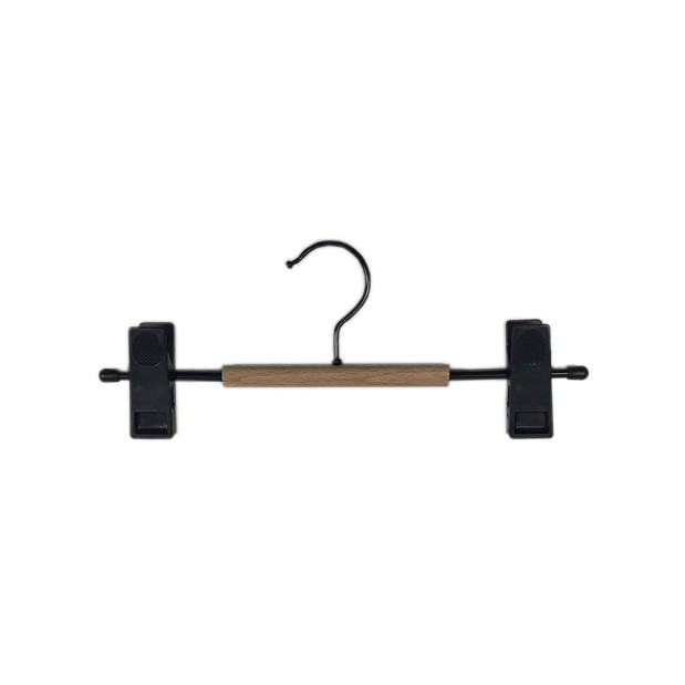 Percha metálica negra de 32 cm con barra de madera y pinzas de plástico.