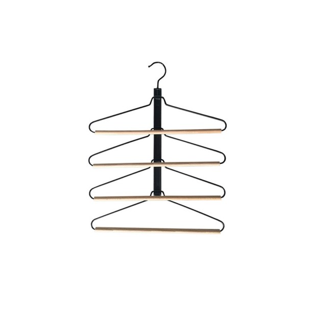 Percha múltiple negra para 4 camisas con barra de madera.