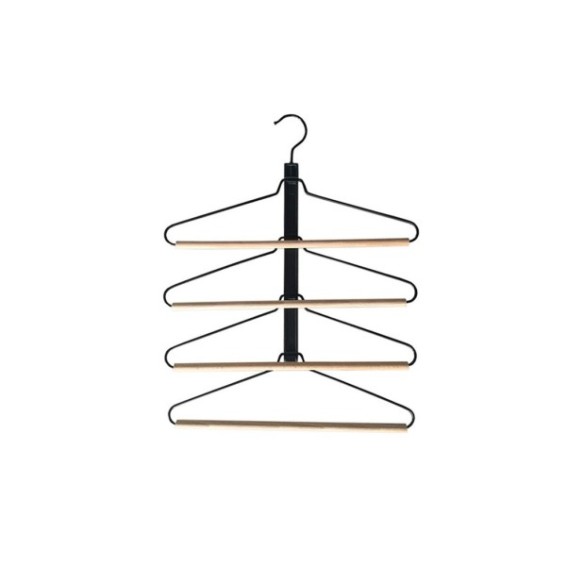 Percha múltiple negra para 4 camisas con barra de madera.
