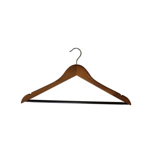 Percha plana con muescas y barra. Acabado madera nogal.