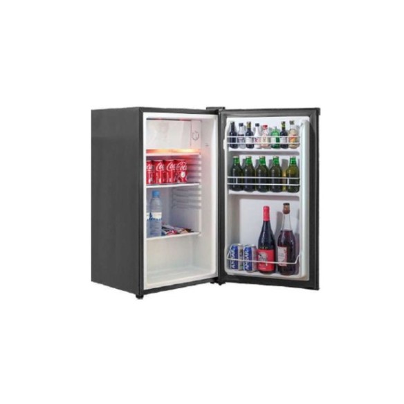 Minibar negro con congelador con capacidad de 82L.