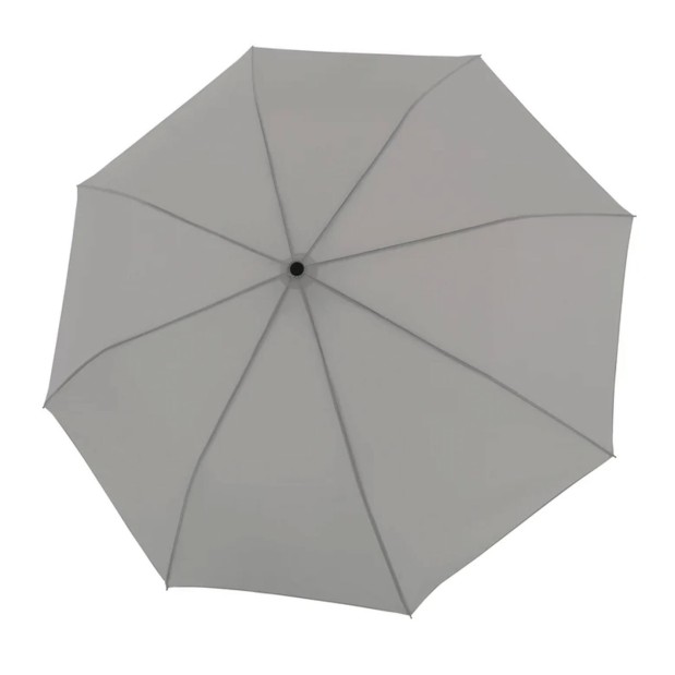 Paraguas gris automático con capota de gran tamaño.